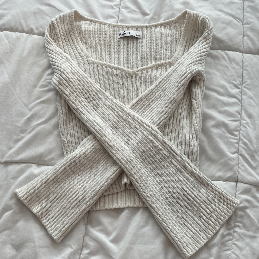 Hollister Women's V-Neck Sweater in Cream